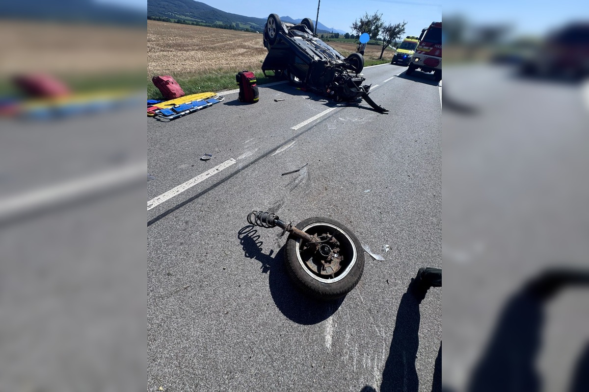 FOTO: Medzi Vyšnou a Nižnou Kamenicou sa prevrátilo auto na strechu, foto 3
