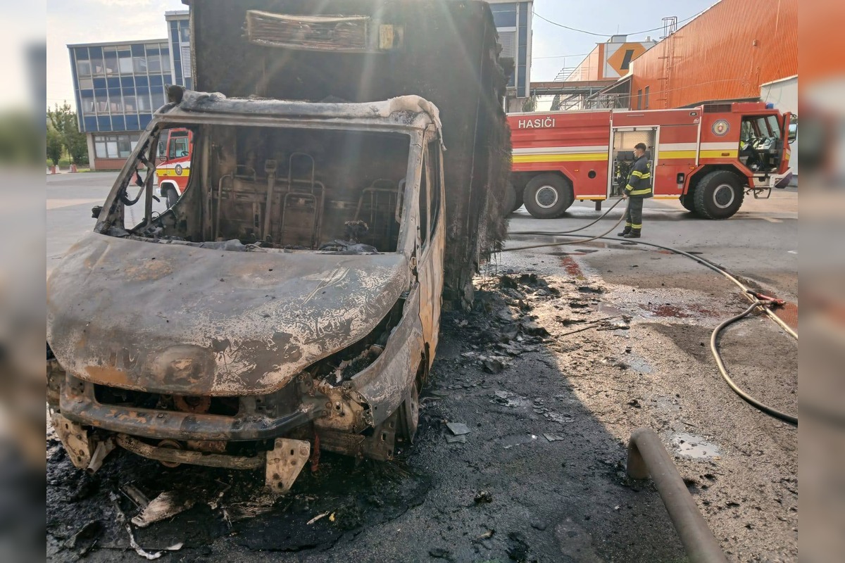 FOTO: Požiar dodávky pred veľkoskladom potravín v Košiciach, foto 1