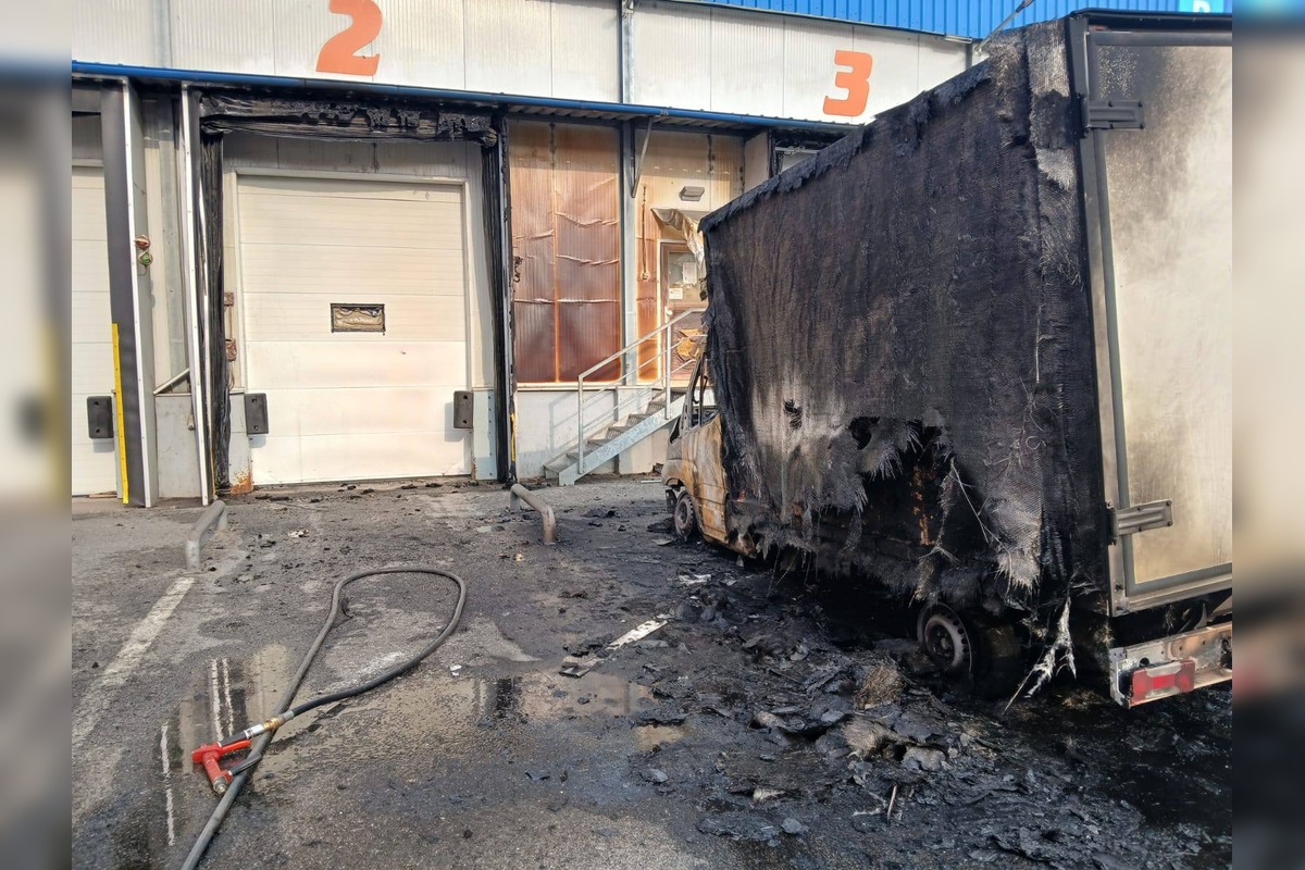 FOTO: Požiar dodávky pred veľkoskladom potravín v Košiciach, foto 2