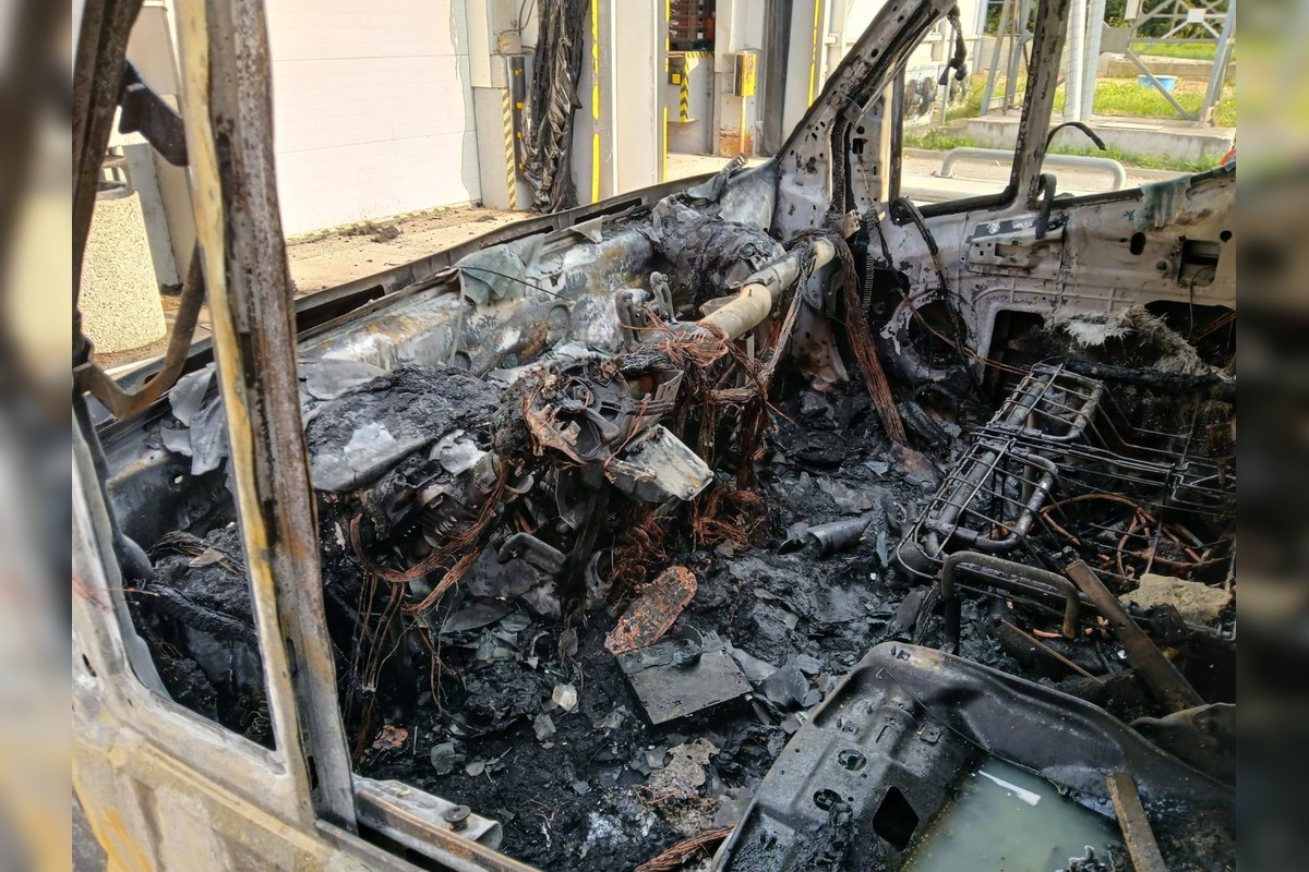 FOTO: Požiar dodávky pred veľkoskladom potravín v Košiciach, foto 3