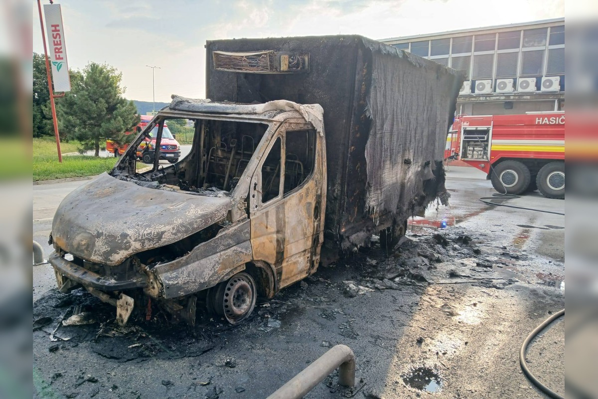FOTO: Požiar dodávky pred veľkoskladom potravín v Košiciach, foto 4