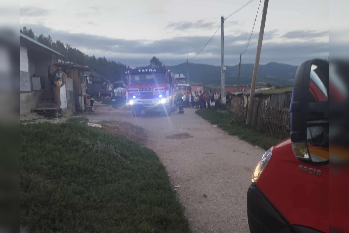 FOTO: Zásah dobrovoľných hasičov z obce Mníšek nad Hnilcom pri požiari rodinného domu, foto 1