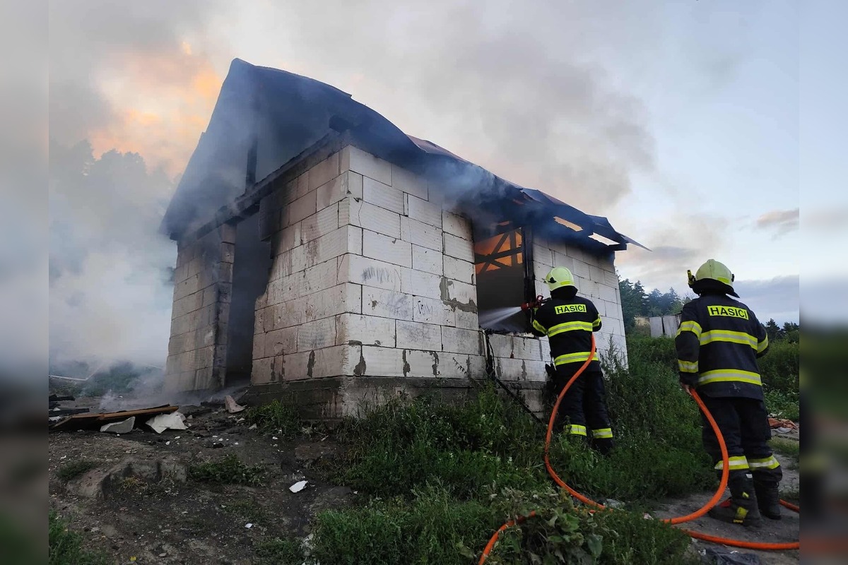 FOTO: Zásah dobrovoľných hasičov z obce Mníšek nad Hnilcom pri požiari rodinného domu, foto 2