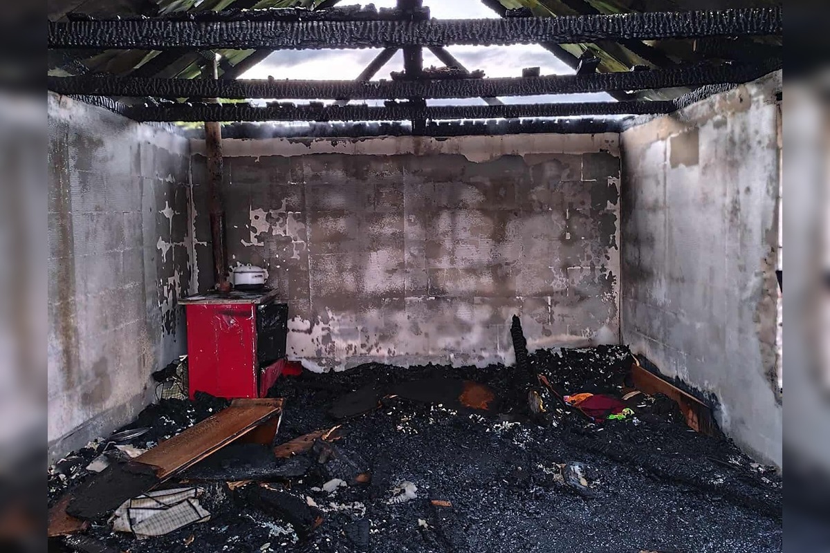 FOTO: Zásah dobrovoľných hasičov z obce Mníšek nad Hnilcom pri požiari rodinného domu, foto 3