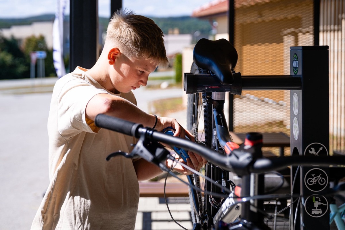 FOTO: V Malej Ide pribudol moderný cykloprístrešok na solárnu energiu, foto 3