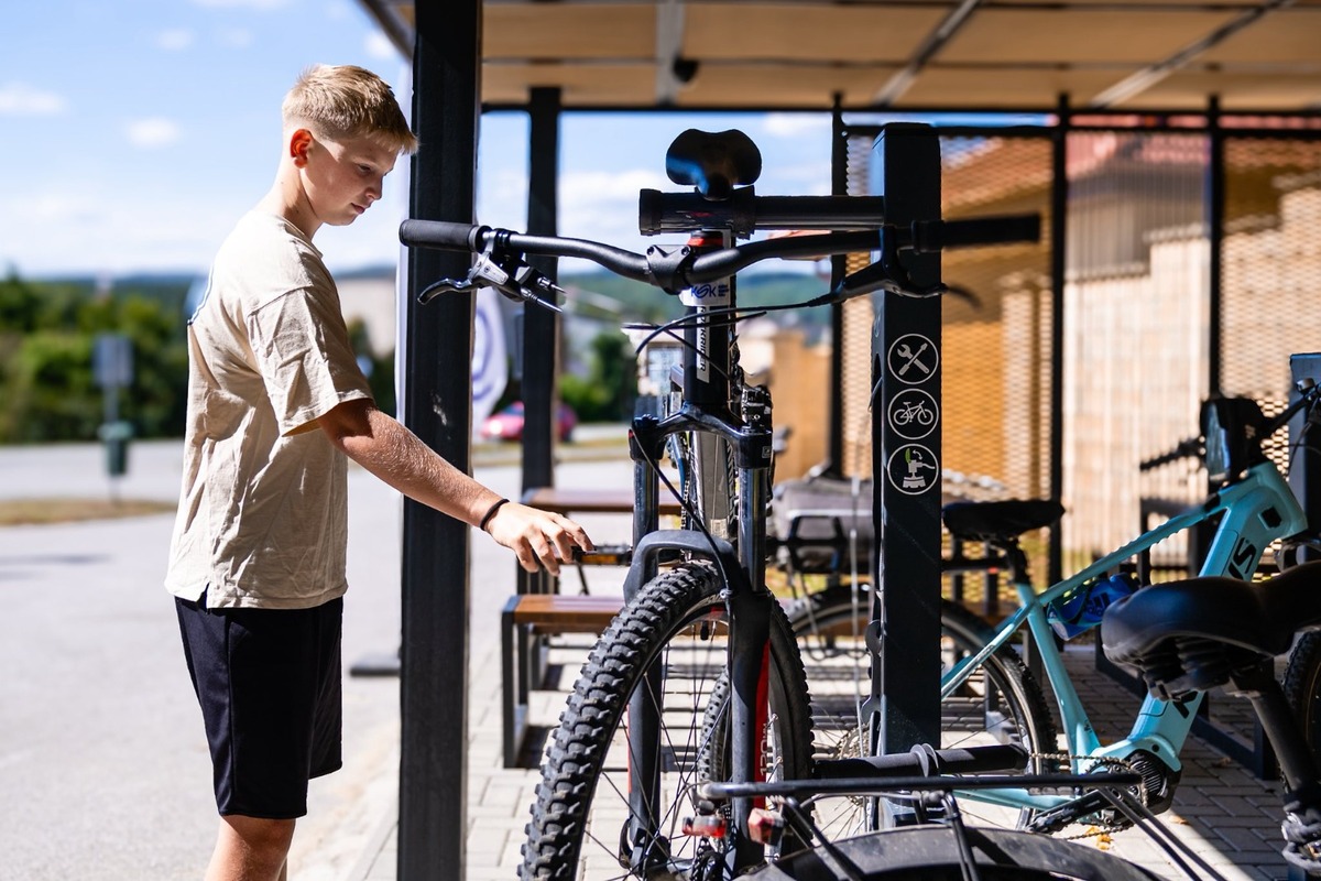 FOTO: V Malej Ide pribudol moderný cykloprístrešok na solárnu energiu, foto 4