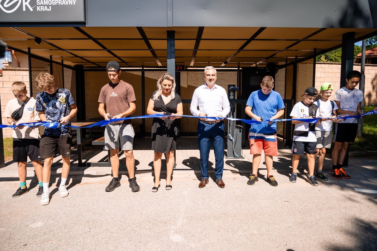 FOTO: V Malej Ide pribudol moderný cykloprístrešok na solárnu energiu, foto 6