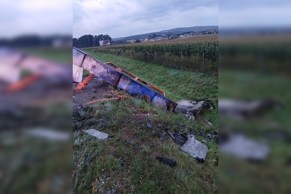 FOTO: Auto dostalo na diaľnici šmyk a narazilo do betónových zábran, foto 2