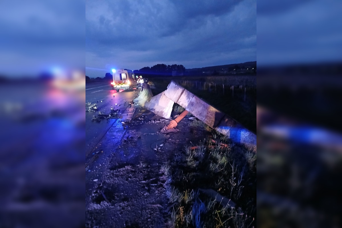 FOTO: Auto dostalo na diaľnici šmyk a narazilo do betónových zábran, foto 3