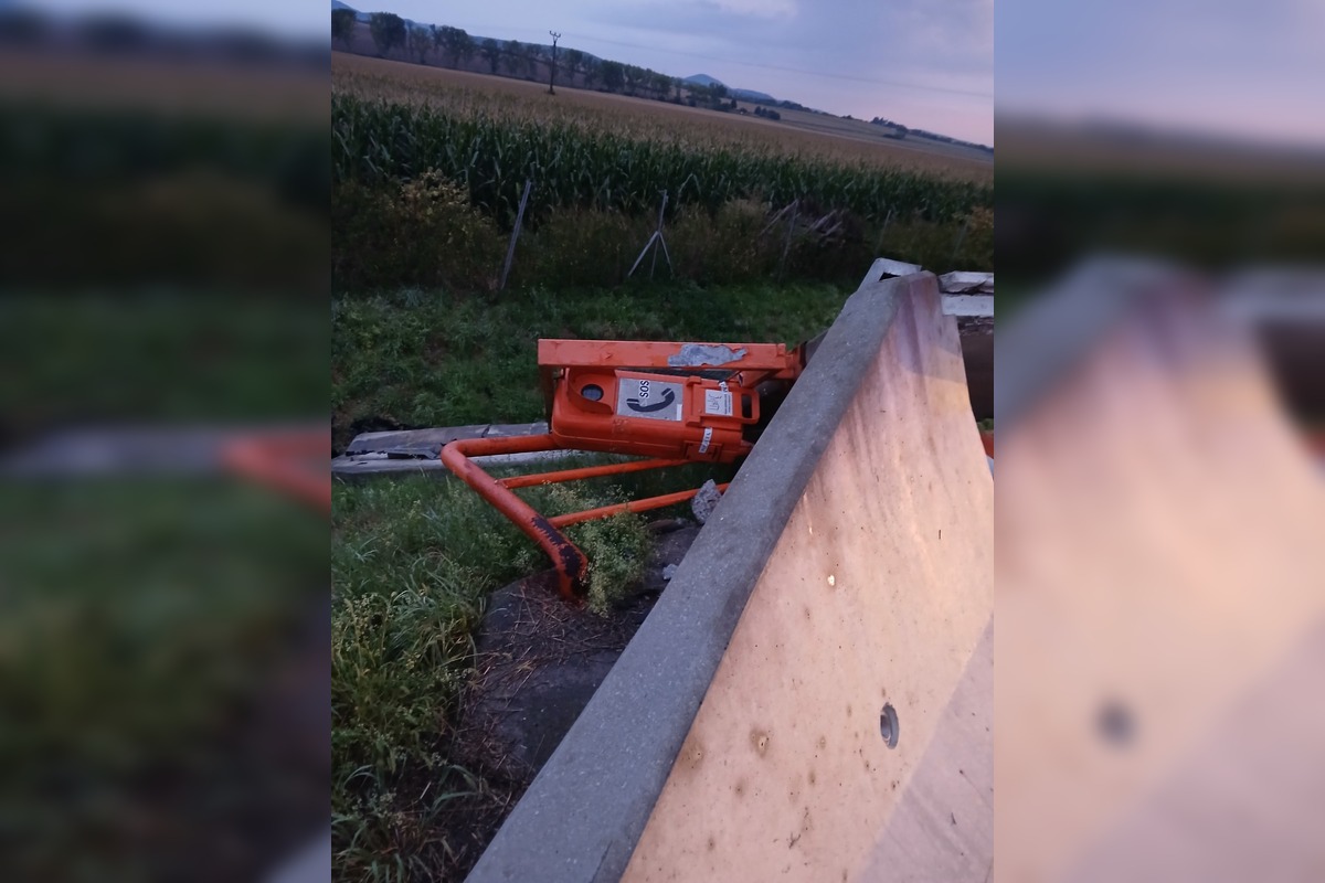 FOTO: Auto dostalo na diaľnici šmyk a narazilo do betónových zábran, foto 4