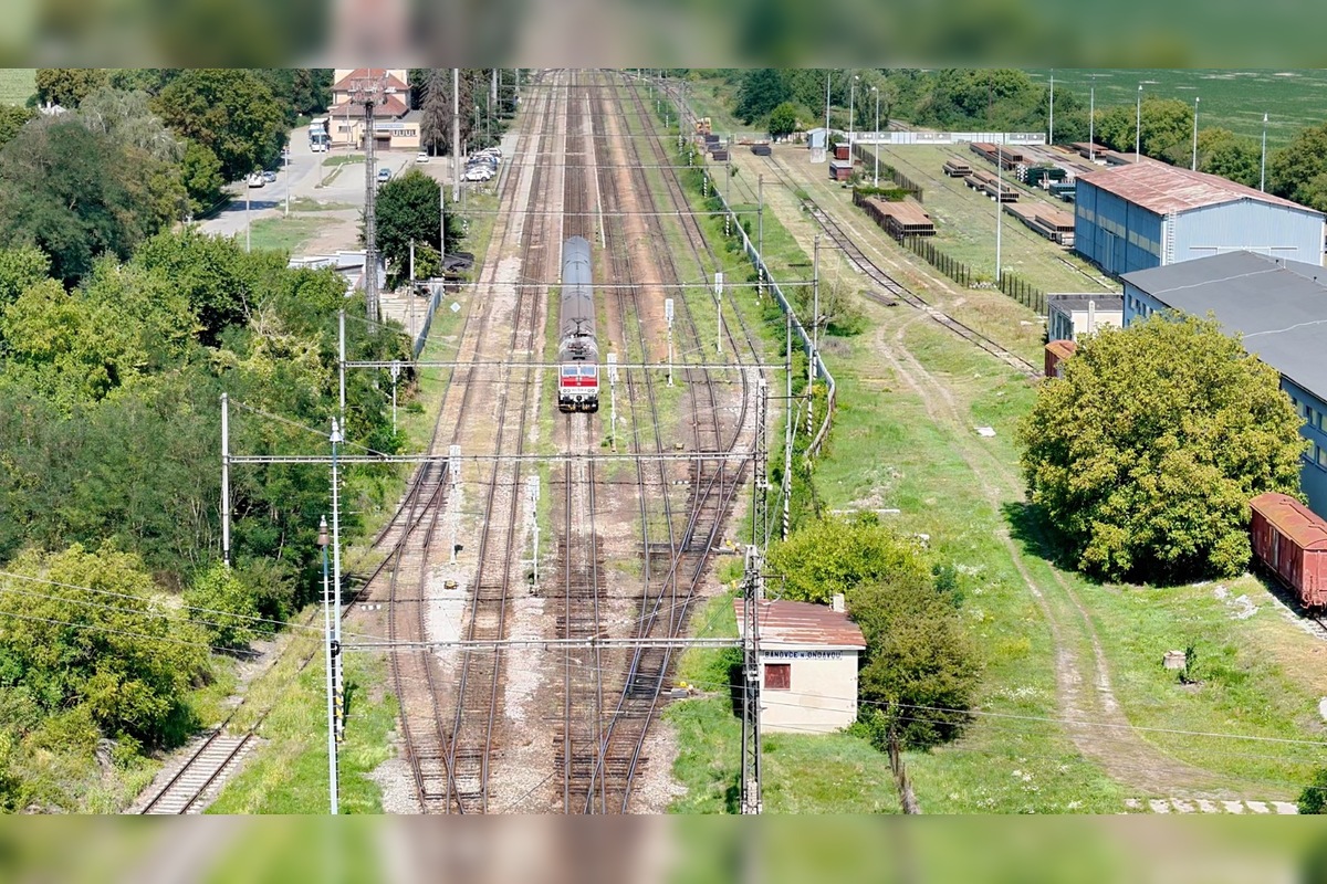 FOTO: Elektrifikácia železničnej trate Bánovce nad Ondavou – Humenné pokračuje, foto 2