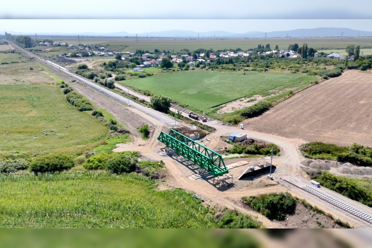 FOTO: Elektrifikácia železničnej trate Bánovce nad Ondavou – Humenné pokračuje, foto 4