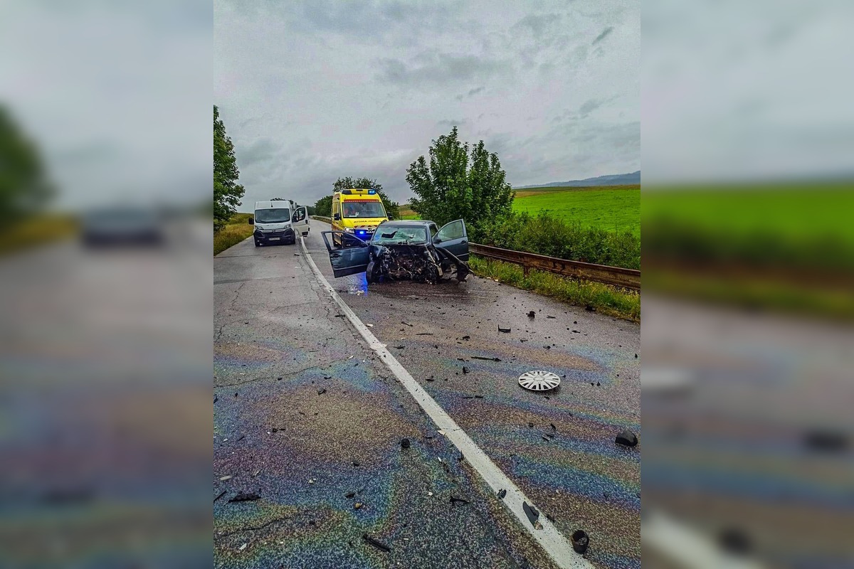 FOTO: Zrážka autobusu a auta na Spiši, foto 1