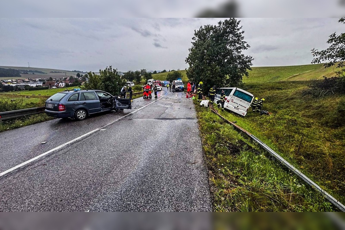 FOTO: Zrážka autobusu a auta na Spiši, foto 2