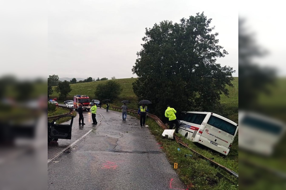 FOTO: Zrážka autobusu a auta na Spiši, foto 4