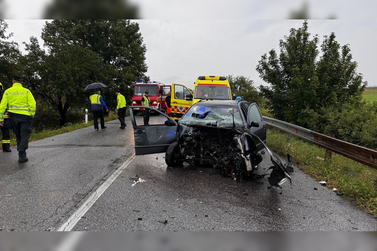 FOTO: Zrážka autobusu a auta na Spiši, foto 6