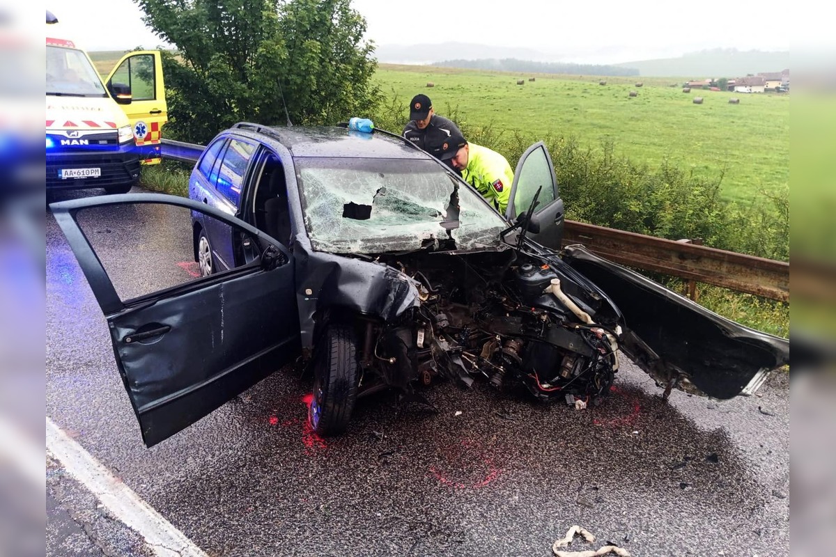 FOTO: Zrážka autobusu a auta na Spiši, foto 7