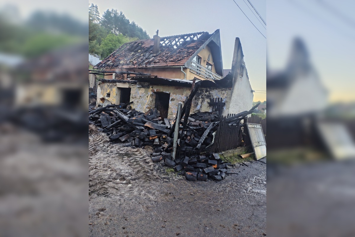 FOTO: Po požiari rodinného domu v Hrišovciach vznikla verejná zbierka, prispieť môžete aj vy, foto 1