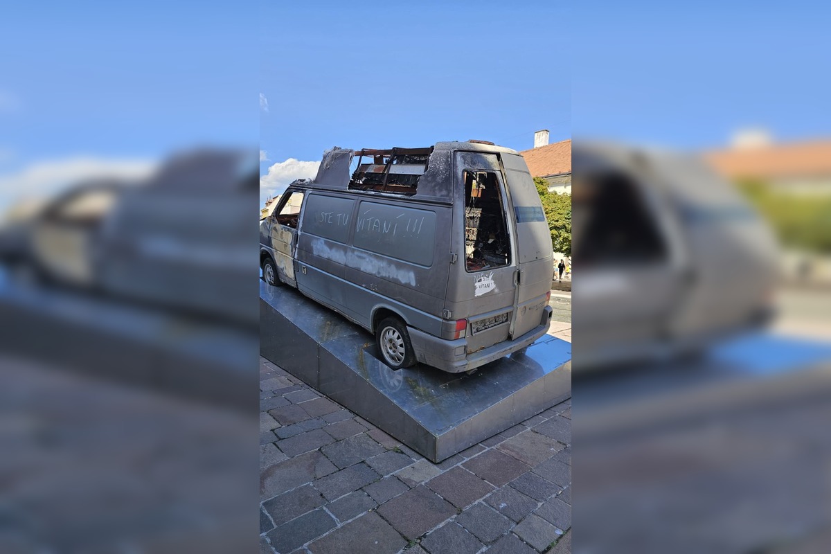 FOTO: Zničená sanitka Oksana vystavená v Košiciach, foto 3