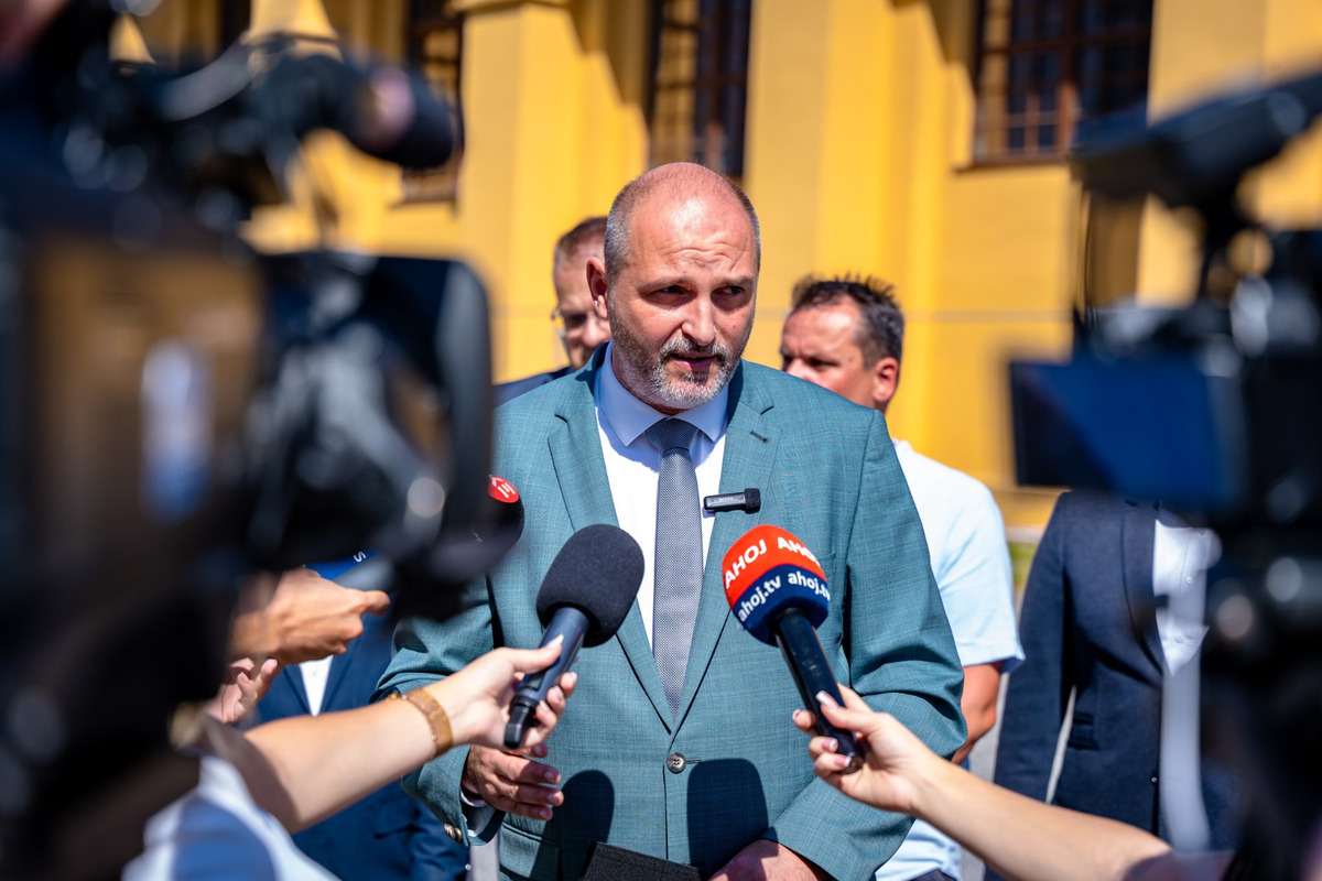 Pri Starej jazdiarni sa už objavili kovové zábrany, mesto ide revitalizovať okolie budovy, foto 1