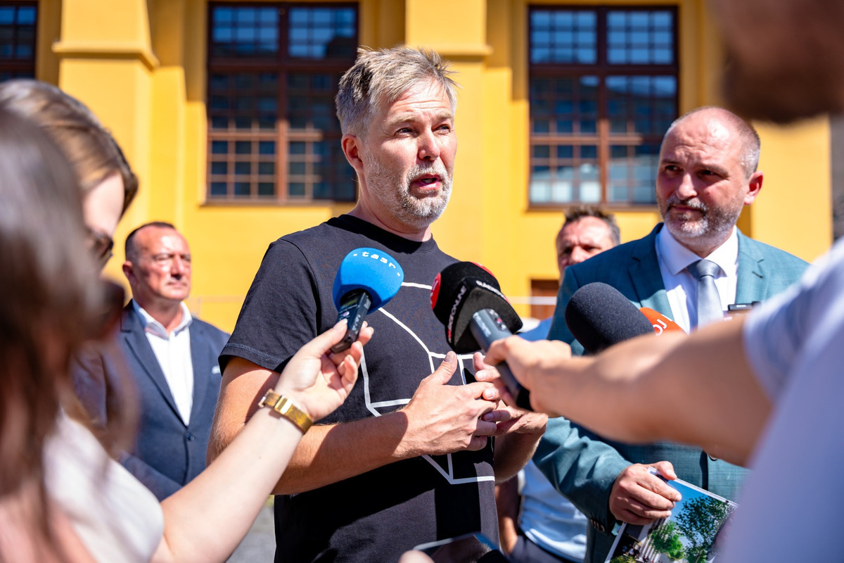 Pri Starej jazdiarni sa už objavili kovové zábrany, mesto ide revitalizovať okolie budovy, foto 2