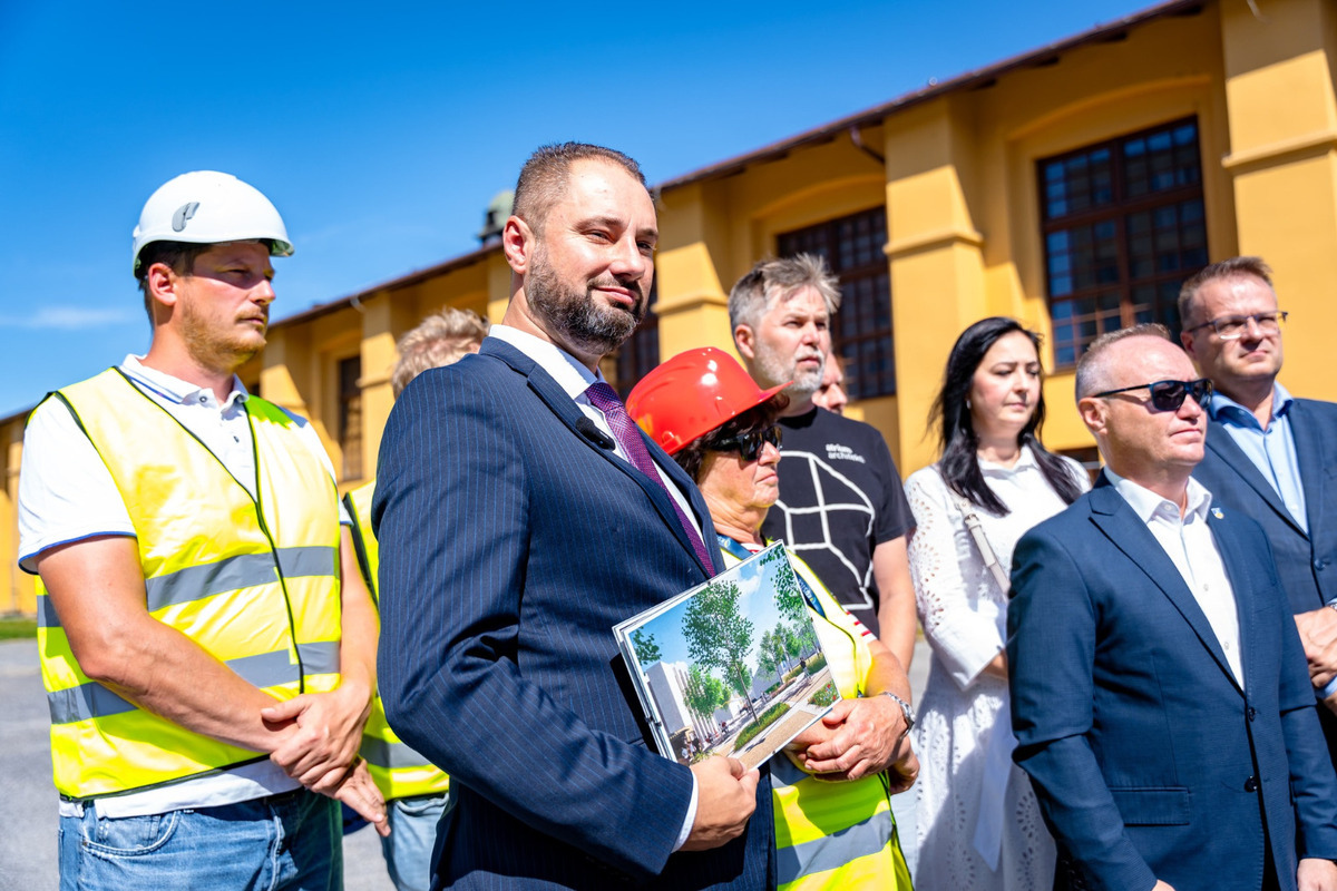 Pri Starej jazdiarni sa už objavili kovové zábrany, mesto ide revitalizovať okolie budovy, foto 3