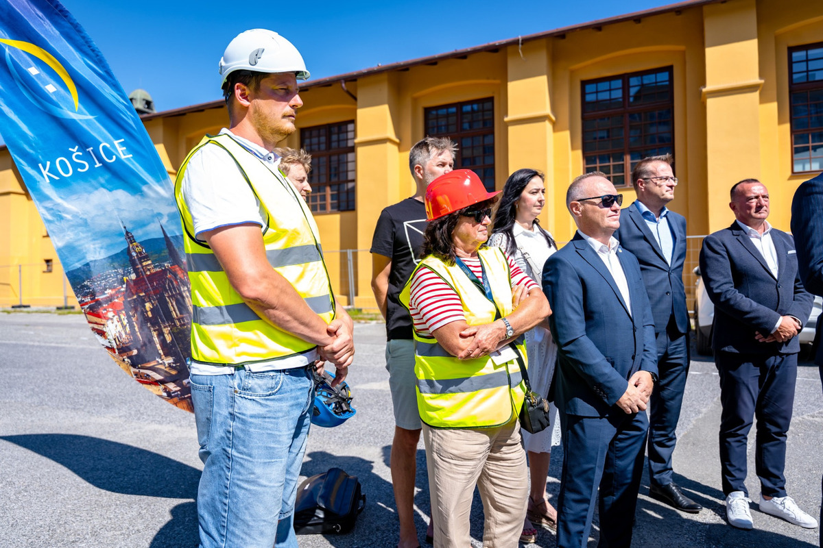 Pri Starej jazdiarni sa už objavili kovové zábrany, mesto ide revitalizovať okolie budovy, foto 4