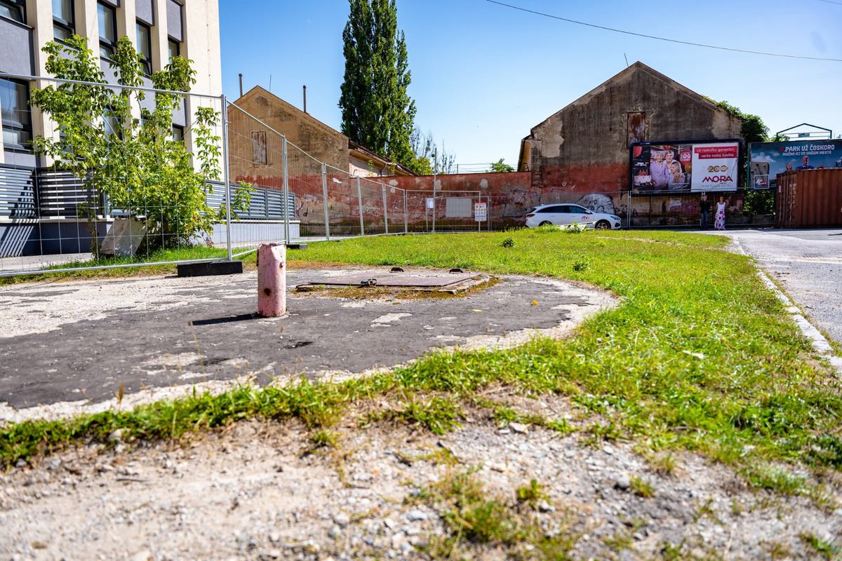 Pri Starej jazdiarni sa už objavili kovové zábrany, mesto ide revitalizovať okolie budovy, foto 5