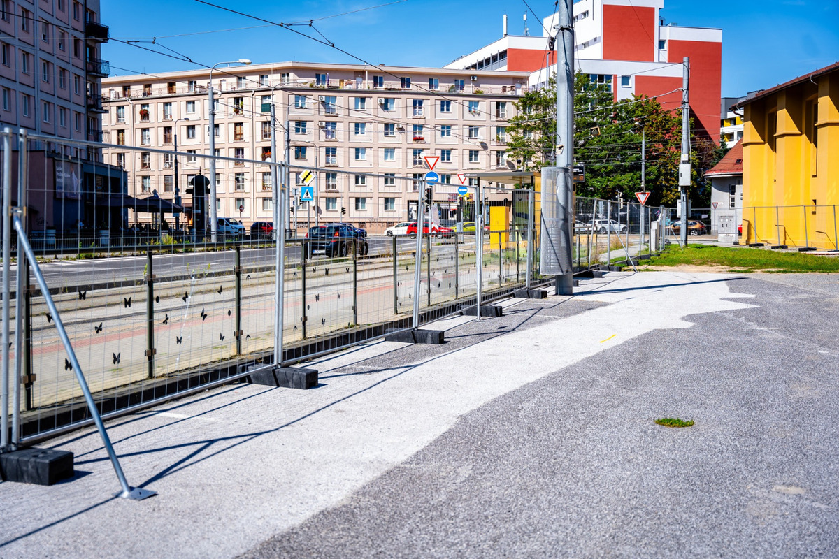 Pri Starej jazdiarni sa už objavili kovové zábrany, mesto ide revitalizovať okolie budovy, foto 6