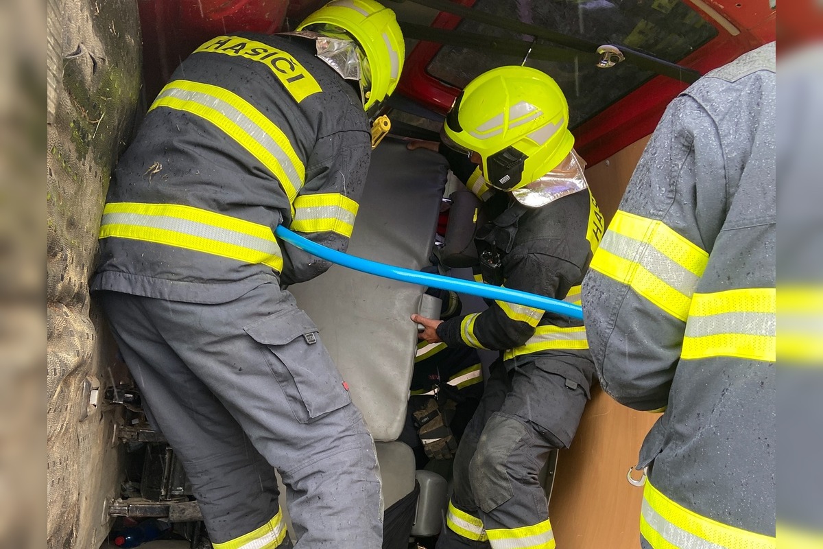 FOTO: Prevrátené auto medzi Švedlárom a Nálepkovom, foto 8