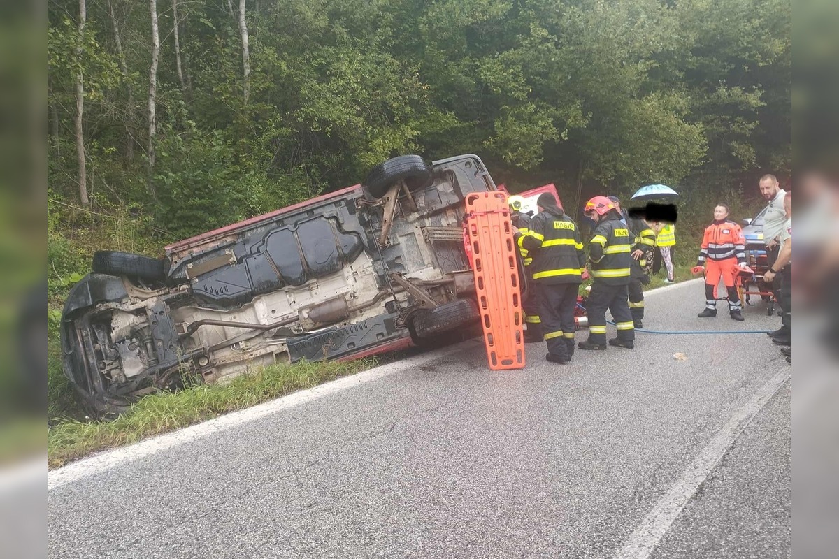 FOTO: Prevrátené auto medzi Švedlárom a Nálepkovom, foto 6