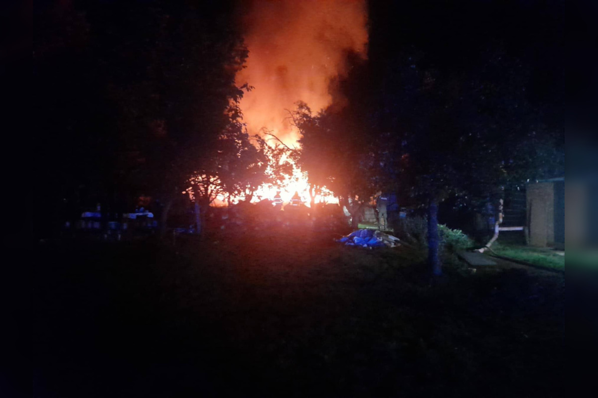 Trebišovskí hasiči bojovali s požiarom v Malých Ozorovciach, foto 1