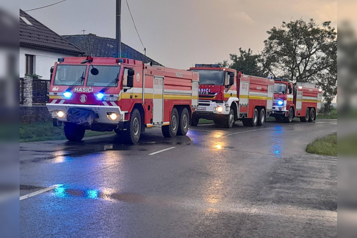 Trebišovskí hasiči bojovali s požiarom v Malých Ozorovciach, foto 2