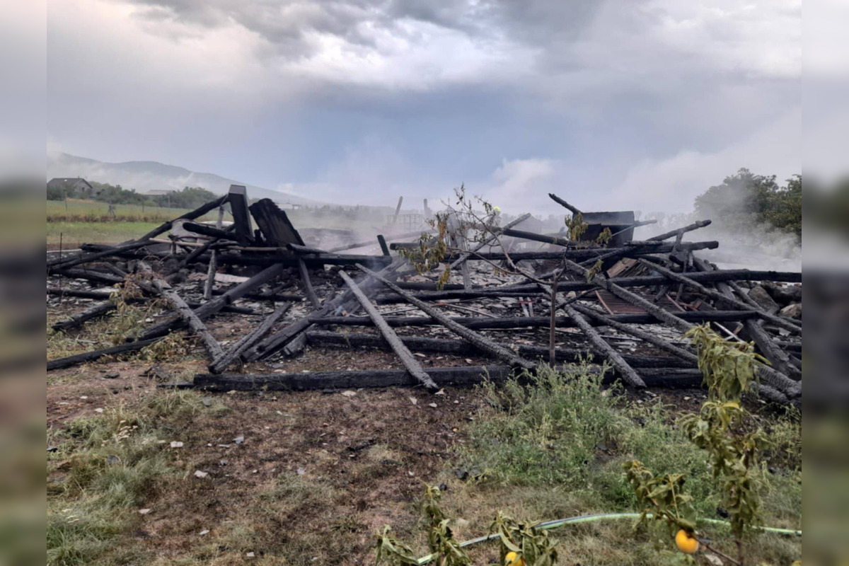 Trebišovskí hasiči bojovali s požiarom v Malých Ozorovciach, foto 4