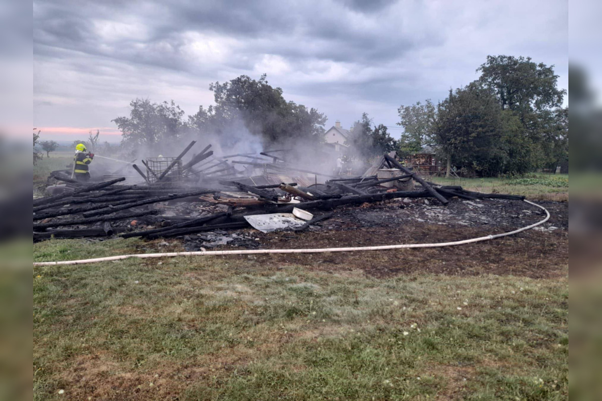 Trebišovskí hasiči bojovali s požiarom v Malých Ozorovciach, foto 5