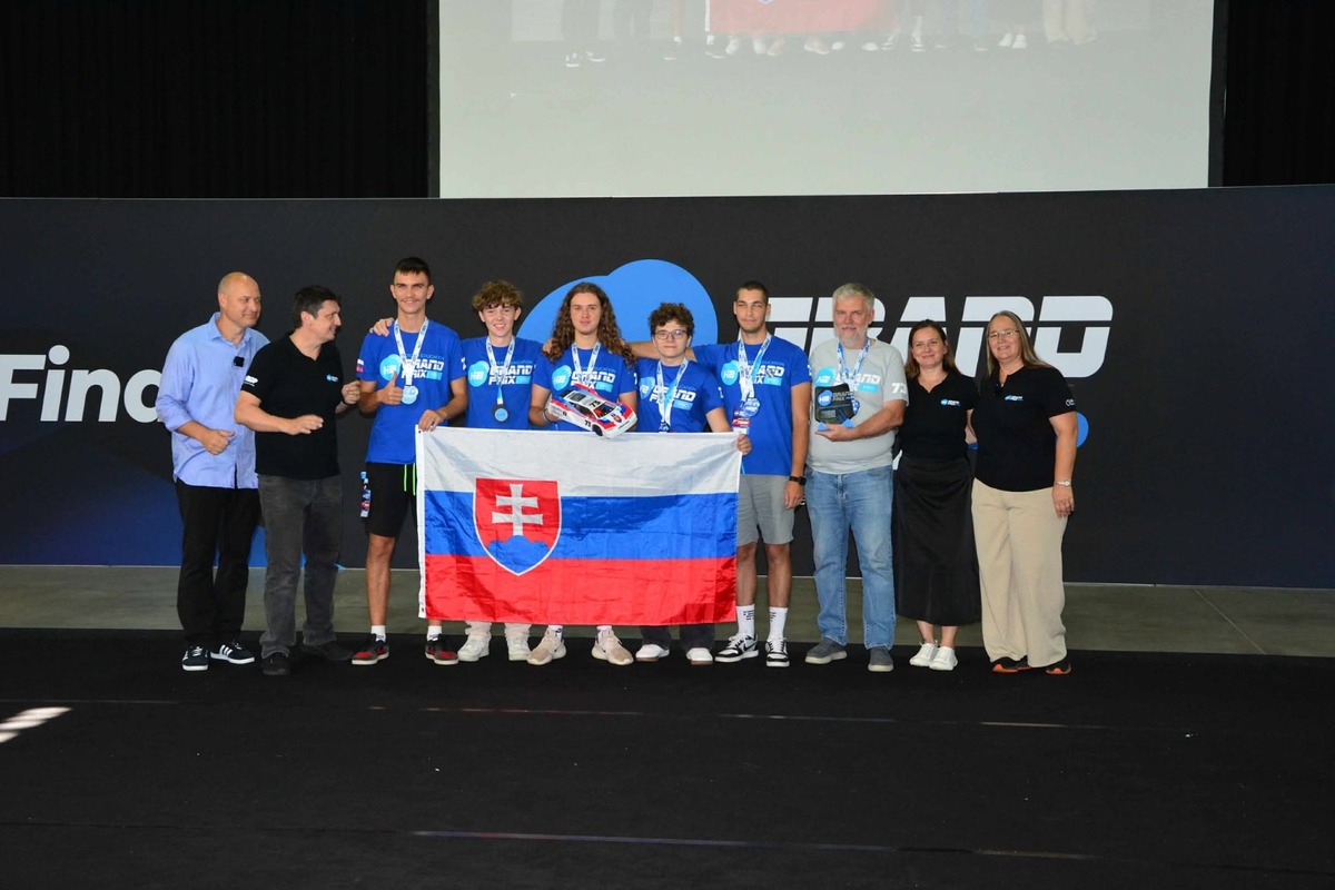 FOTO: Košickí študenti uspeli v zahraničí s vodíkovým modelom auta, foto 7