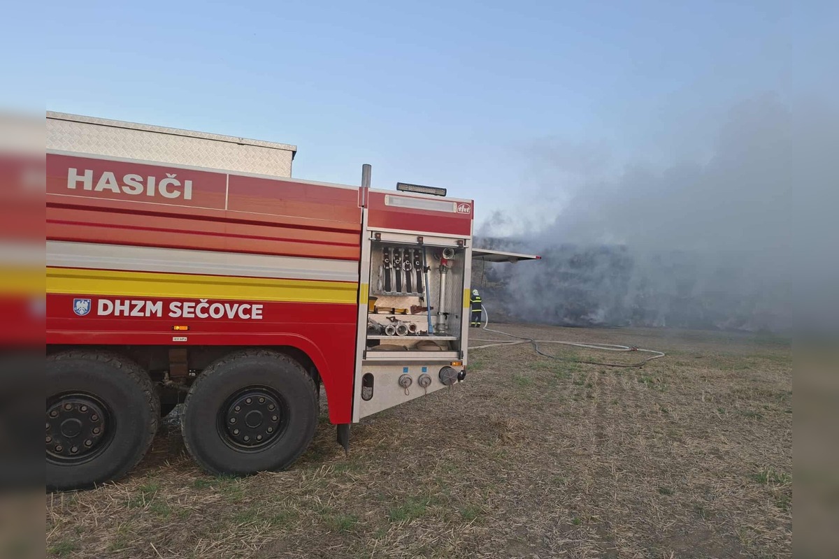 FOTO: Požiar balíkov slamy vo Vojčiciach, foto 1
