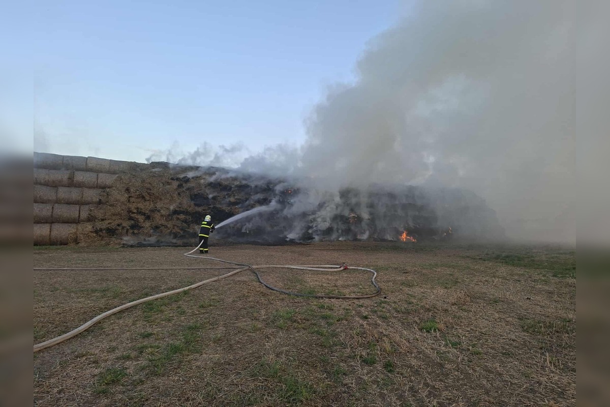 FOTO: Požiar balíkov slamy vo Vojčiciach, foto 2