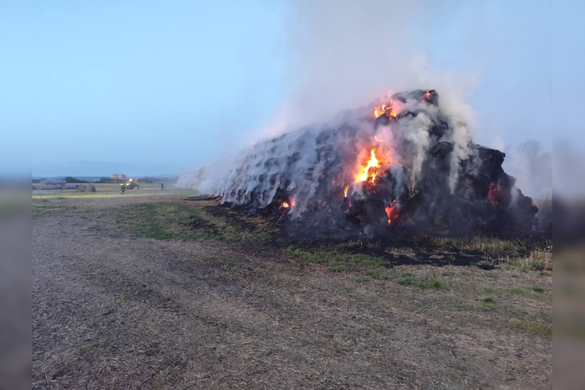 FOTO: Požiar balíkov slamy vo Vojčiciach, foto 3