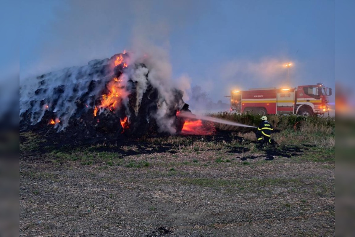 FOTO: Požiar balíkov slamy vo Vojčiciach, foto 4