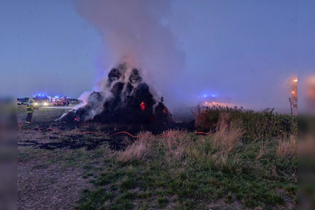 FOTO: Požiar balíkov slamy vo Vojčiciach, foto 5