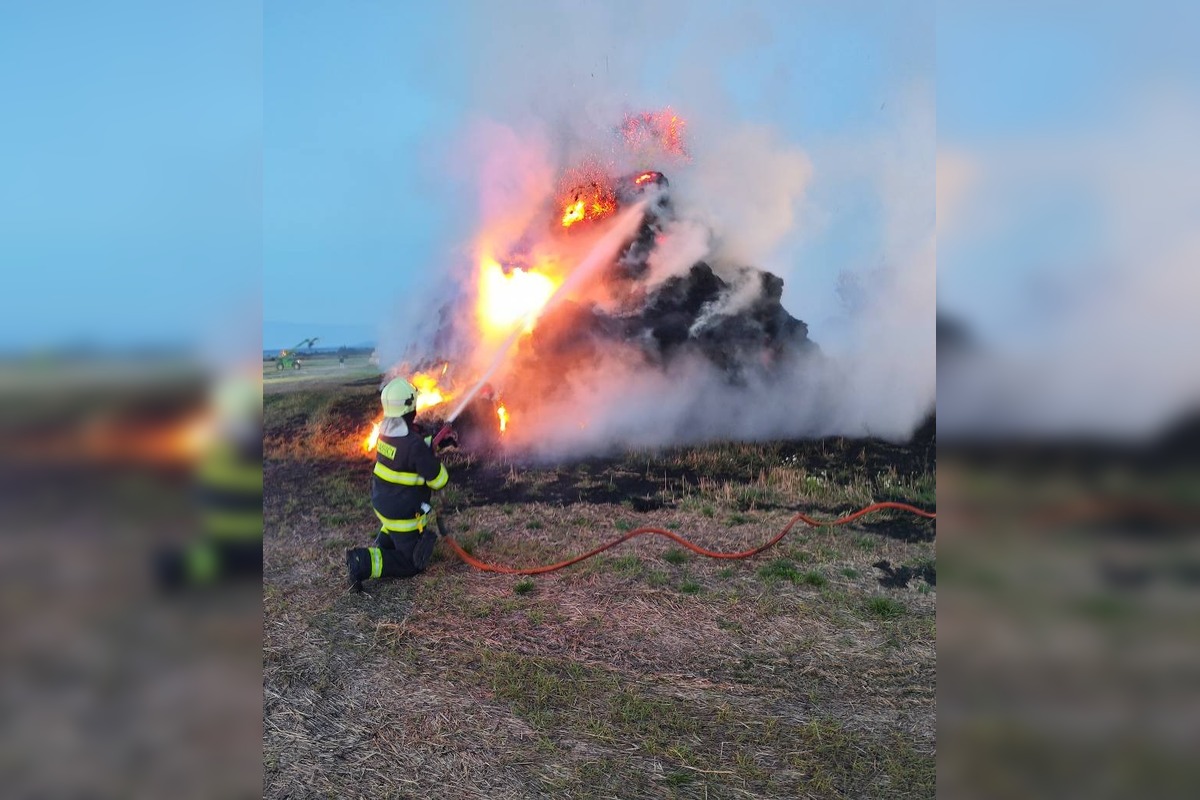 FOTO: Požiar balíkov slamy vo Vojčiciach, foto 6