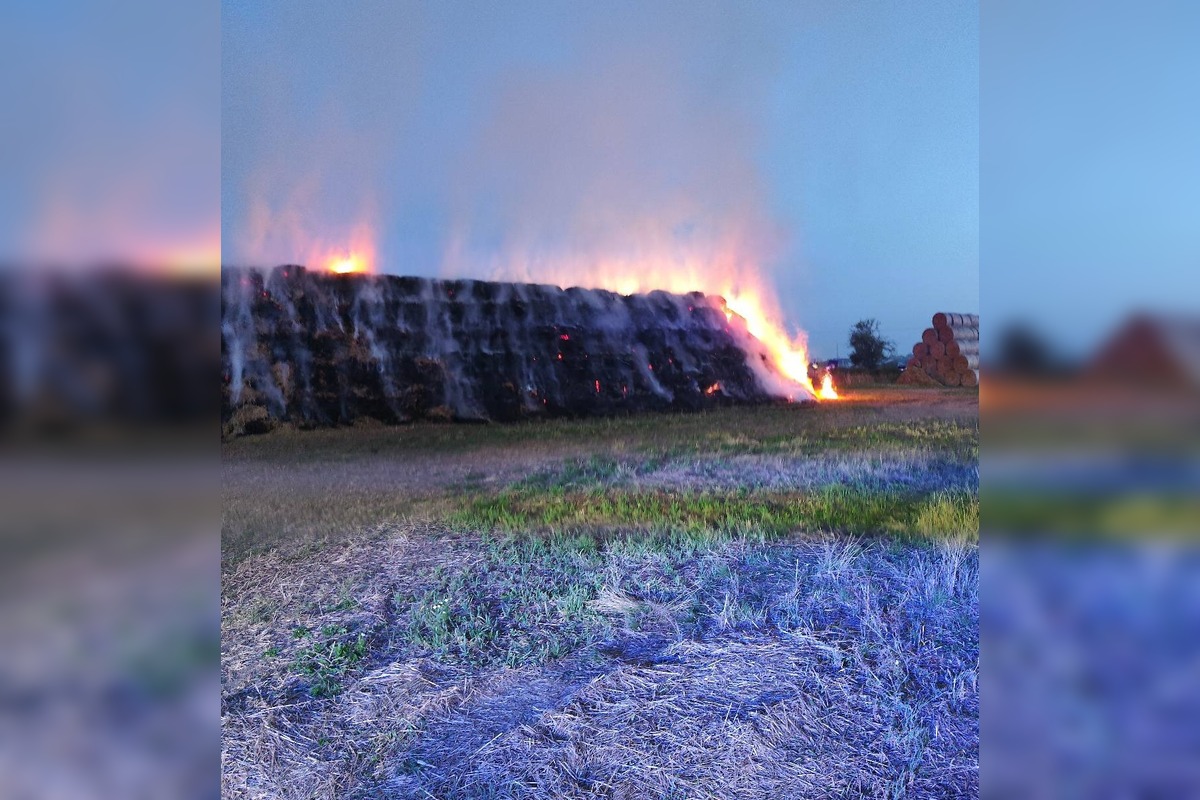 FOTO: Požiar balíkov slamy vo Vojčiciach, foto 7