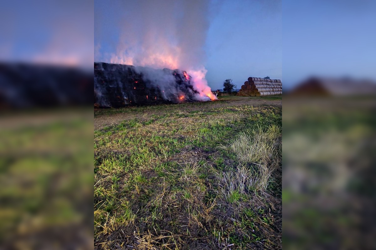 FOTO: Požiar balíkov slamy vo Vojčiciach, foto 8
