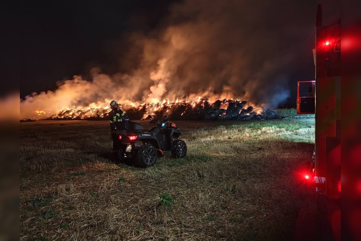 FOTO: Požiar balíkov slamy vo Vojčiciach, foto 12