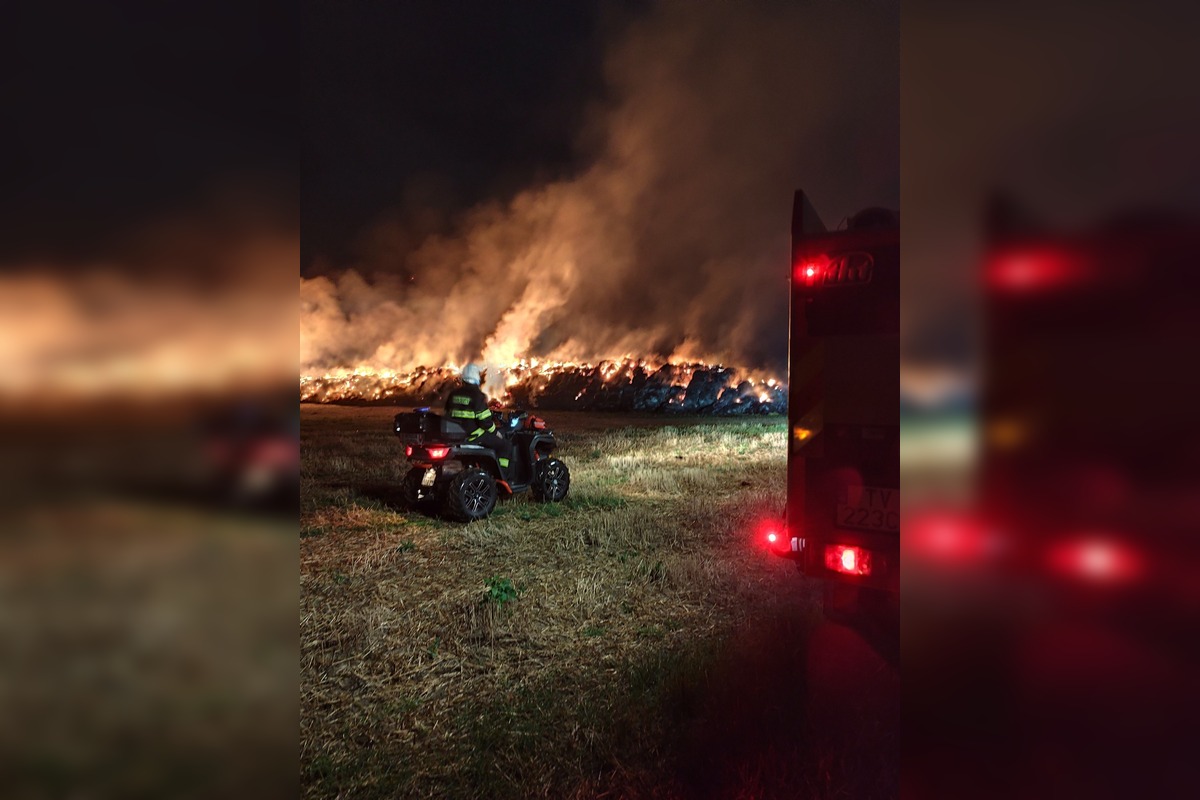FOTO: Požiar balíkov slamy vo Vojčiciach, foto 13
