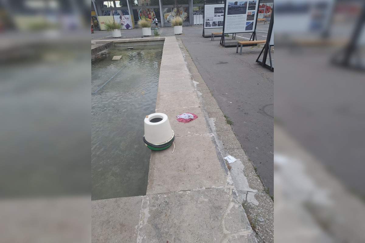 FOTO: Na Námestí Jána Matheo to začína vyzerať ako na Luníku IX, foto 3