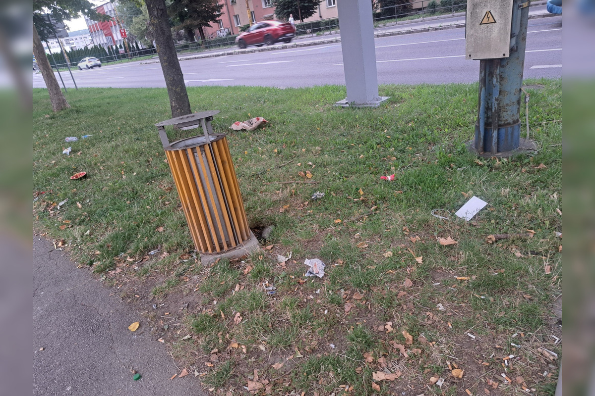 FOTO: Na Námestí Jána Matheo to začína vyzerať ako na Luníku IX, foto 4