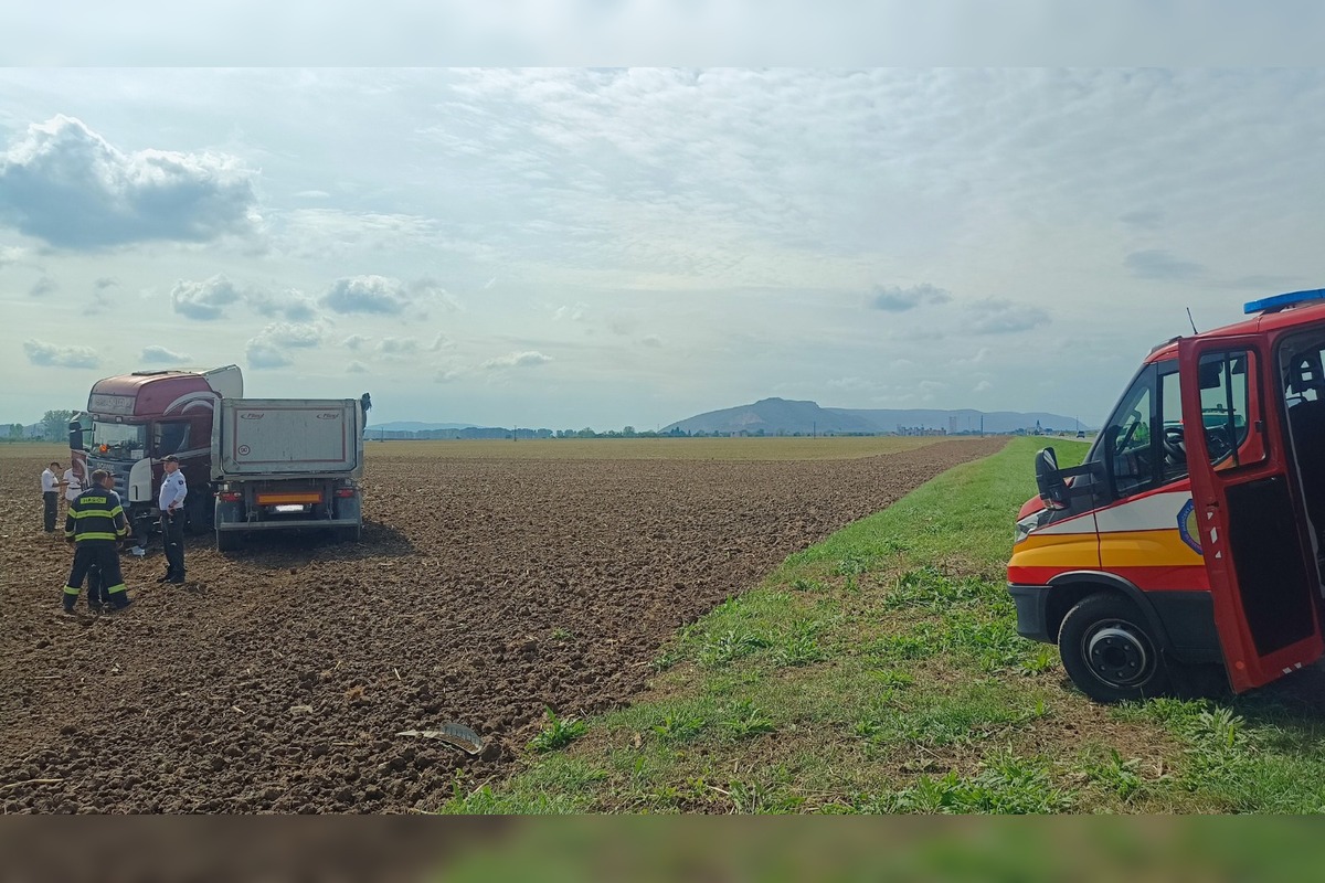 FOTO: Nehoda kamióna medzi Turňou nad Bodvou a Drienovcom, foto 3
