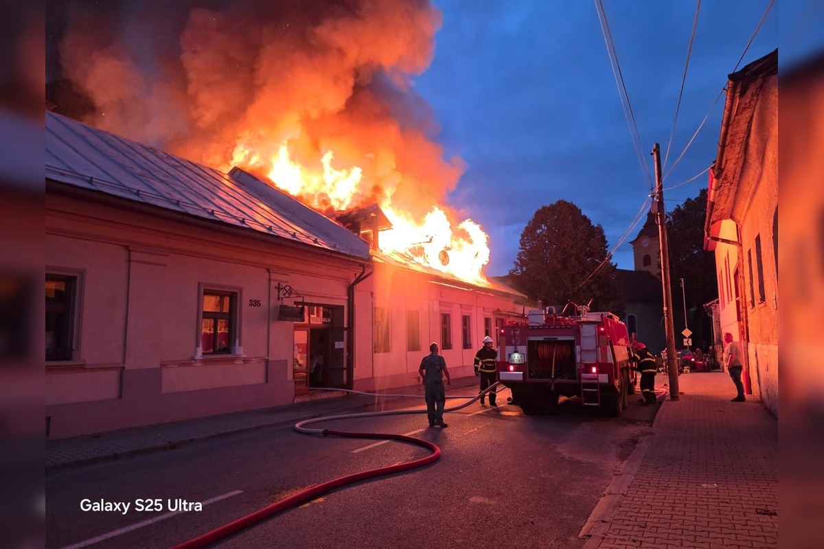 FOTO: Oheň zachvátil rodinné domy aj reštauráciu v Dobšinej, foto 1